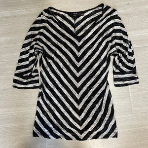 ✨5/$25✨ Apt 9 Black and Gray Chevron Tee